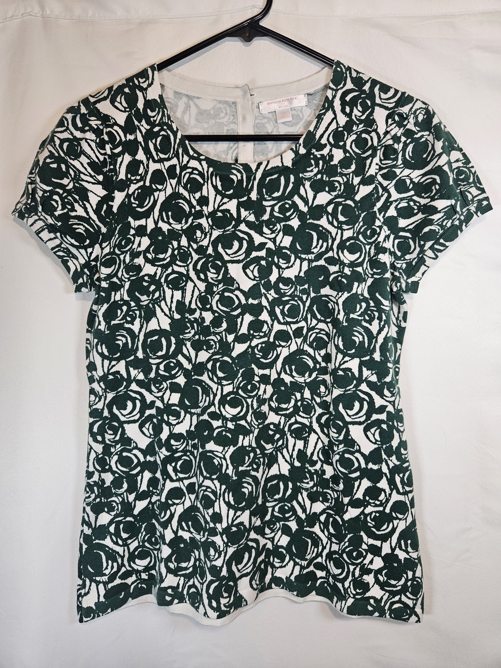 Banana Republic Green and White Floral Short Sleeve Tee